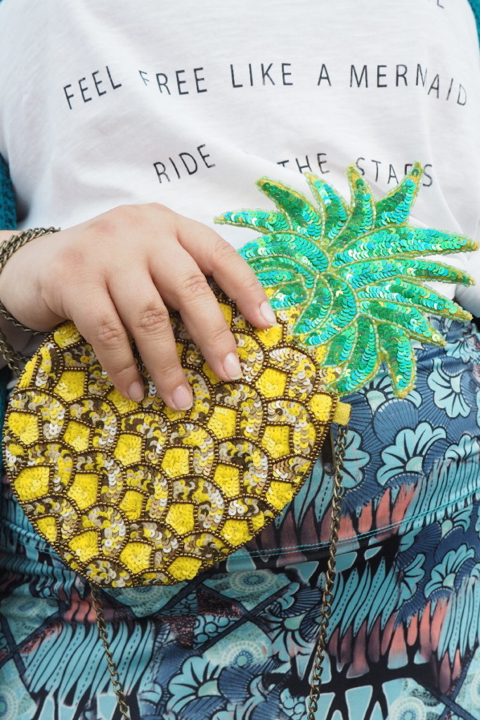 moda plus size - detal - torebka ananas