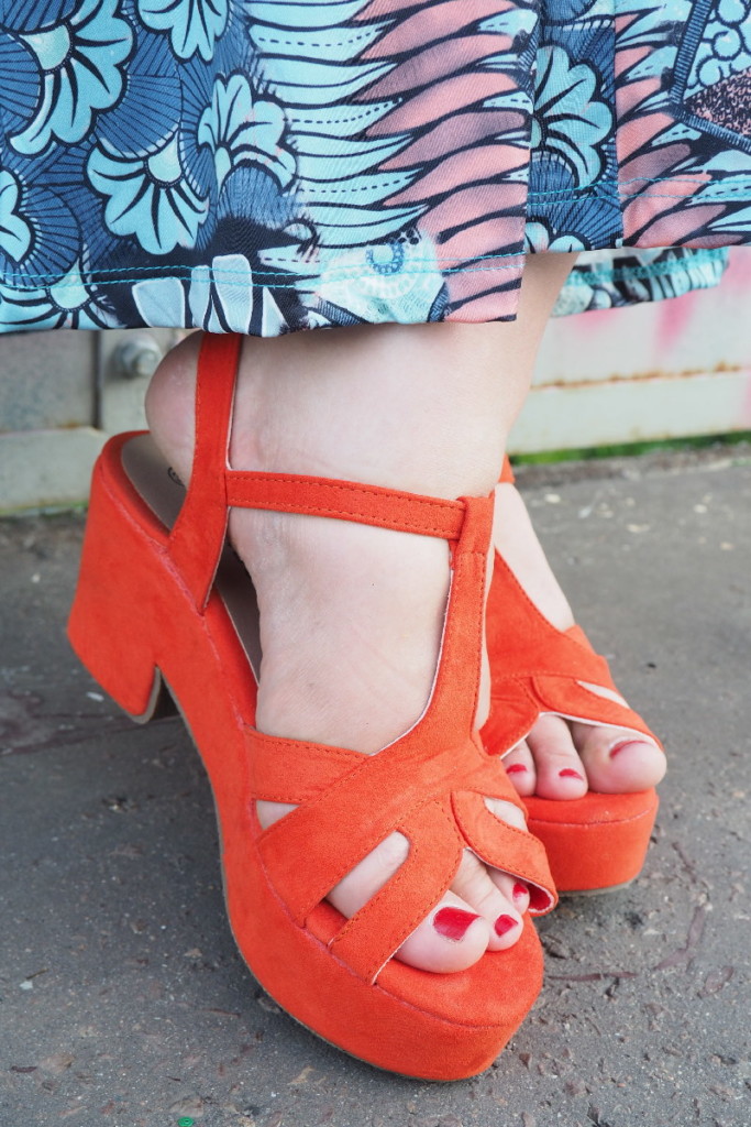 moda plus size - detal - pomarańczowe sandałki